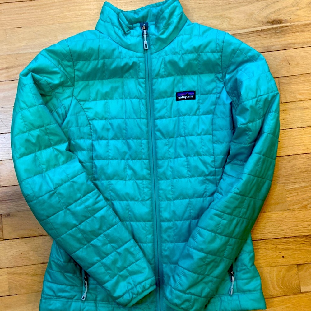 Like new Nano puff Primaloft Patagonia mint green jacket. warm and light